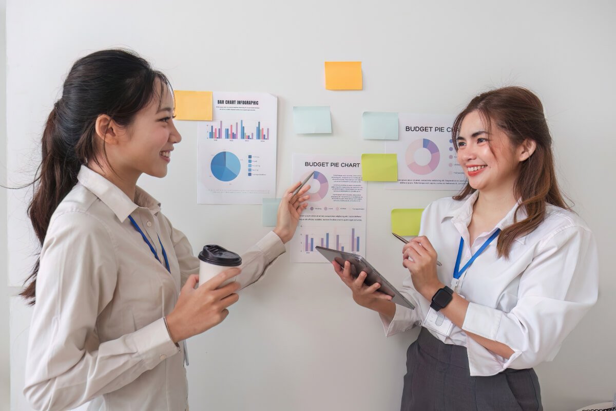 casual-creative-happy-two-smile-asian-business-seo